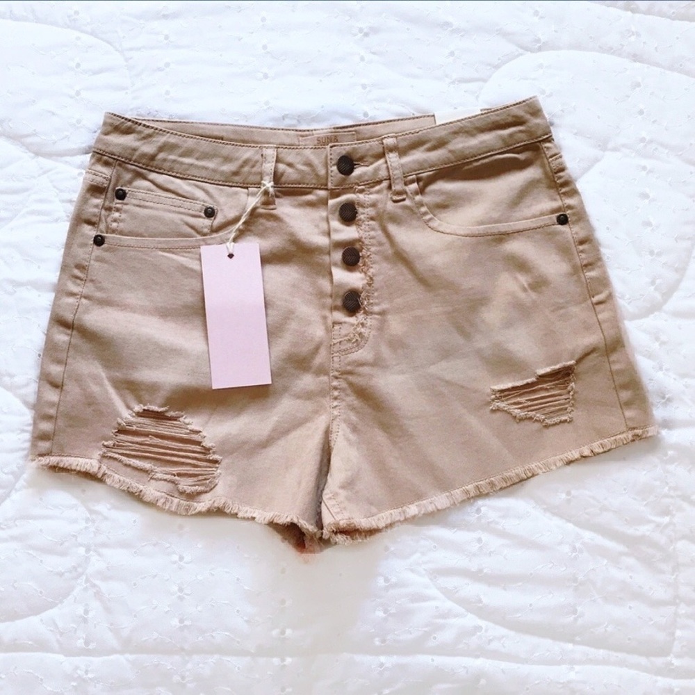 sun & shadow ⋆ high rise distressed shorts